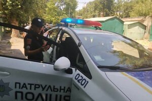 В Одессе группа мужчин пыталась проникнуть в санаторий: охранник отбивался топором и мечом