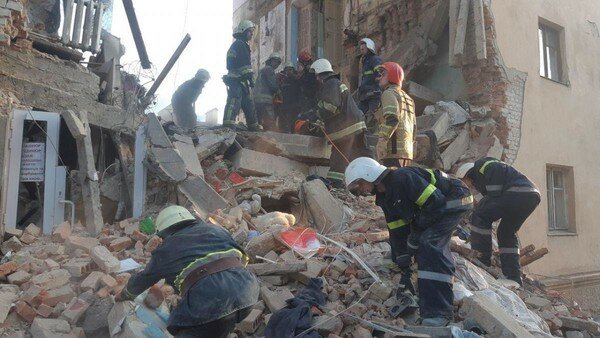 СМИ: Из-под завалов в Дрогобыче позвонил ребенок и позвал на помощь