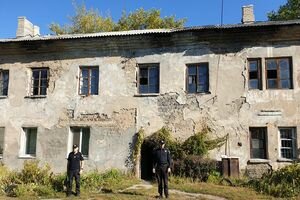 В Лисичанске в жилом доме рухнула крыша (фото)
