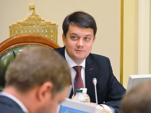 Скандал в Раде: Разумков нарушал регламент и досрочно закрыл заседание
