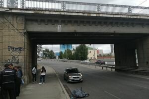 В Киеве мужчина свалился с железнодорожного моста на авто такси