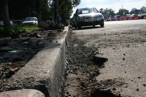 Зеленский подписал закон о штрафах за разрушение автодорог