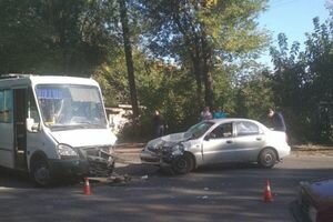 В Кривом Роге Daewoo протаранил маршрутку: в аварии пострадало девять человек
