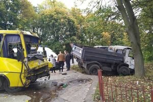 Под Львовом столкнулись грузовик и маршрутка: есть пострадавшие 