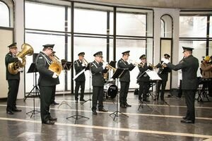 Военный оркестр будет развлекать посетителей столичного метро концертом ко Дню защитника Украины