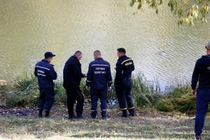 В одном из столичных озер водолазы выловили тело мужчины со счесанным лицом