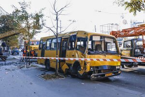 В Киеве маршрутка с пассажирами снесла столб и парализовала движение троллейбусов
