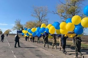 День защитника: патриоты запустили в небо 25-метровый флаг Украины над Донбассом