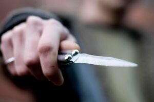 Во Львове мужчина помешал ограблению в трамвае и получил удар ножом в грудь