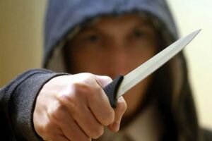 В Луганской области пьяный мужчина с ножом нападал на детей