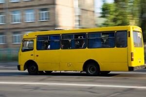 Под Киевом маршрутка влетела во двор жилого дома: видео момента ДТП