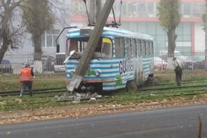 В Одессе трамвай съехал с рельсов и врезался в столб