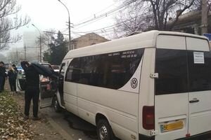 В Николаеве в центре города столкнулись микроавтобус и легковушка
