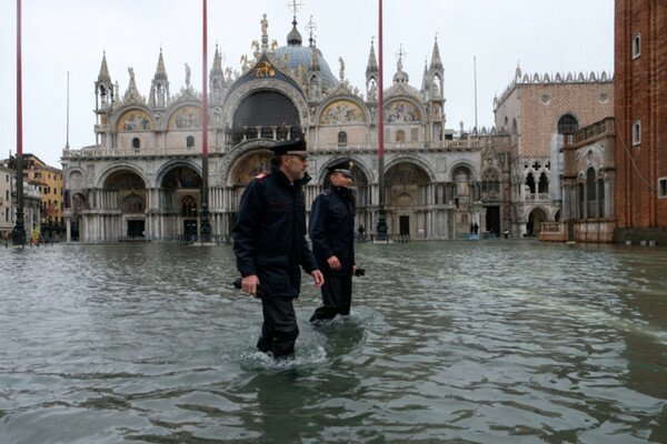Более 80 % Венеции оказалось под водой: есть погибшие