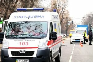 Возле рынка в Черкассах сбили женщину: водителя после самосуда срочно доставили в больницу