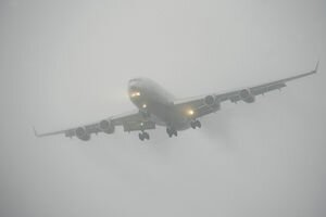 Дети кричали, а самолет сдувало: в Харькове пилоты едва посадили лайнер из-за тумана