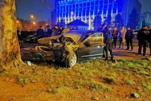 В Одессе врач напился и сел за руль: авто влетело в дерево, есть пострадавшие (фото)