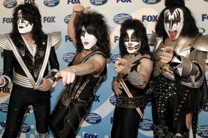 Группа Kiss устроила у берегов Австралии концерт для акул, но рыбы проигнорировали старания музыкантов