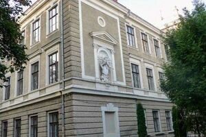 В Черновцах дворник совершил суицид в школе