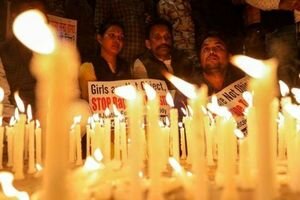 В Индии люди массово вышли на улицы из-за жестокого надругательства и убийства девушки