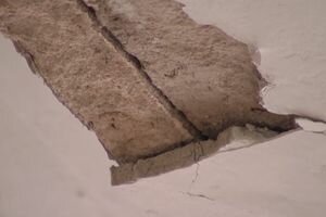 В Мариуполе на школьников во время занятий рухнул потолок