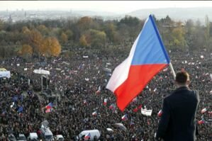 В Праге около 50 тысяч человек вышли требовать отставки главы правительства: фото