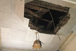 В одной из больниц родного города Зеленского рухнул потолок (фото)