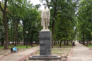 В Харькове вандалы разрушили памятник советскому писателю (фото)