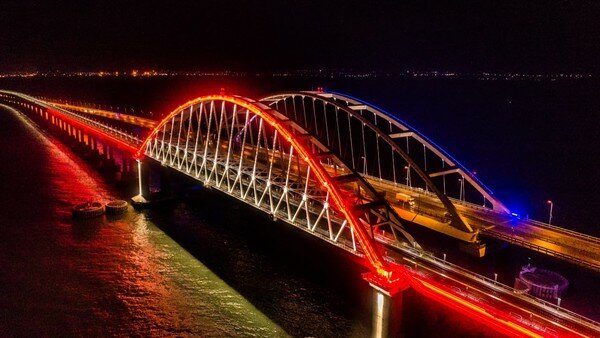На Крымском мосту закончили укладывать железную дорогу: на открытие приедет Путин