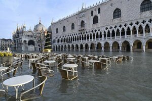 Накануне Рождества Венеция ушла под воду на полтора метра: фото и видео