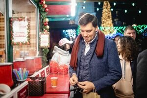 Покупал подарки и пил глинтвейн: Гончарук в окружении охраны прошелся по рождественской ярмарке