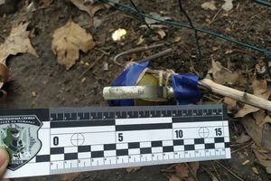 Мужчина нашел около дома гранату, привязанную изолентой к палке