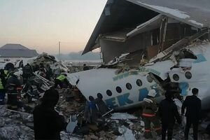 Авиакатастрофа в Казахстане: появились жуткие видео с места крушения лайнера 