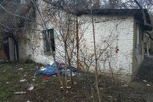 В Киеве семья с детьми поселилась в квартире умершей женщины, которая завалена мусором 