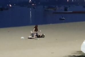 В Таиланде пьяные россияне занялись сексом посреди пляжа и оказались в полиции (видео)