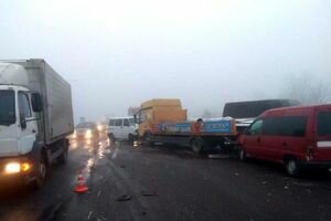 Под Ровно из-за скользкой дороги столкнулись семь авто, есть пострадавшие: фото