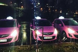 В Киеве заметили службу розовых такси с женщинами-водителями и автокреслами: фото