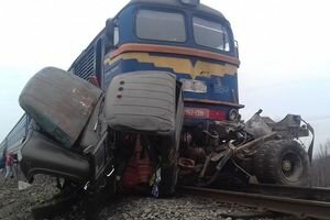 На Закарпатье грузовик попал под поезд: есть жертвы и пострадавшие