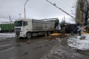В Николаеве водитель грузовика не увидел поезд, который протаранил прицеп с зерном