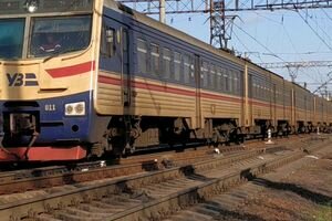Пассажиры поезда Днепр - Запорожье несколько часов ехали под дождем из-за дырявого потолка в вагоне (видео)