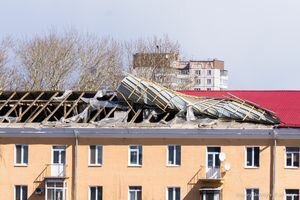 В Ивано-Франковской области от сильного ветра сорвало крыши домов и школ