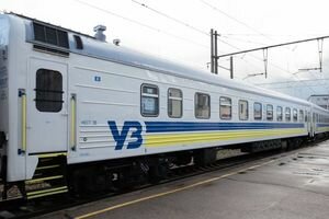 В поезде Укрзализныци на женщину рухнула полка с пассажиром: видео