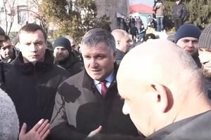Глава МВД прибыл в Новые Санжары успокоить протестующих, однако пока бесполезно