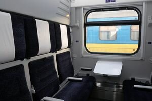 Укрзализныця обвинила пассажира в падении его полки на женщину в поезде