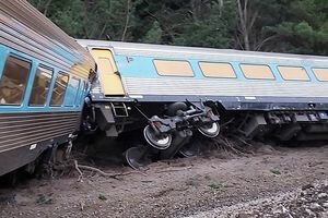 В Австралии пассажирский поезд сошел с рельсов: есть погибшие 