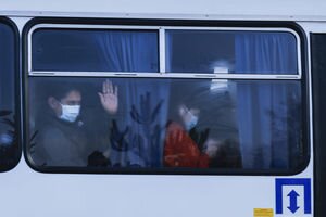 Эвакуированных из Китая граждан довезли в санаторий Новых Санжар: фото разбитых автобусов