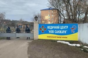 Переселенцы из Донбасса привезли ящики с продуктами в санаторий в Новых Санжарах