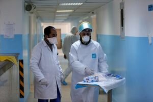 СМИ: Выздоровевший от коронавируса китаец снова госпитализирован