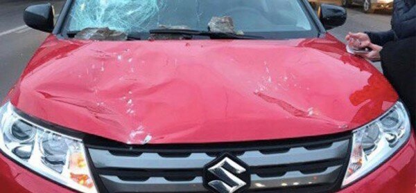 В Киеве на машину рухнули бетонные куски моста: фото разбитого авто