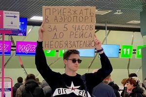 Украинец выходил на одиночные протесты со смешными плакатами